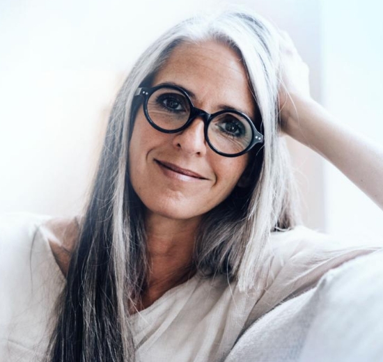 Frau mit Brille.