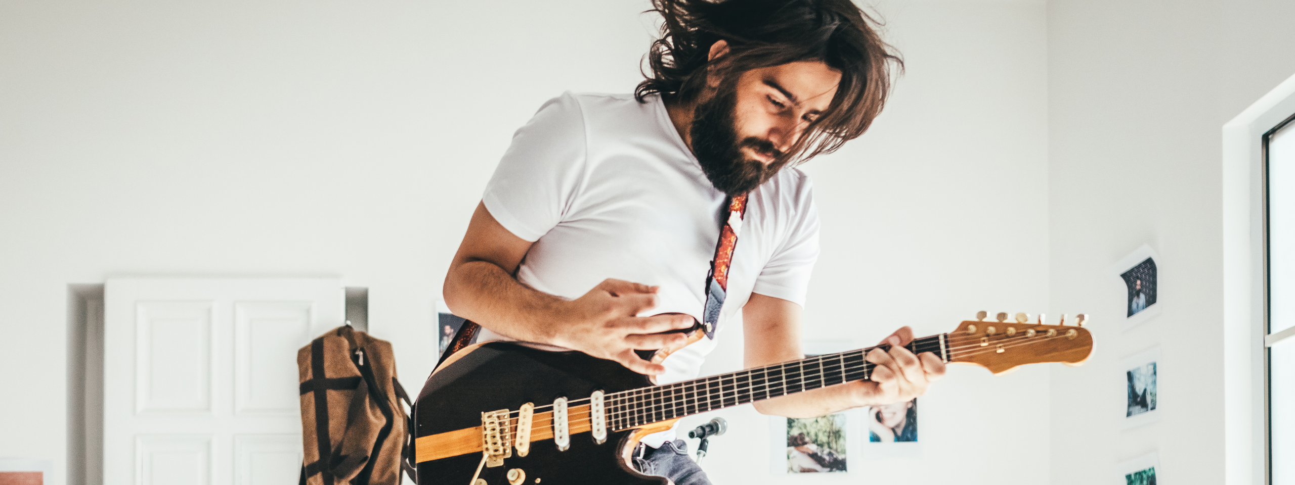 Mann mit E-Gitarre.